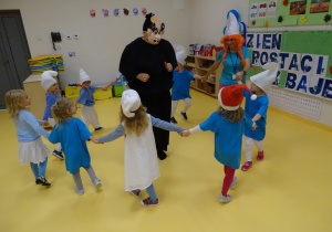06 Dzieci tańczą w kole z Sasetką i Gargamelem